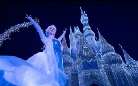 奥兰多的华特迪士尼世界开启圣诞季的表演“冰雪奇缘节日心愿”(A Frozen Holiday Wish)